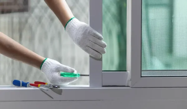 چه زمانی تعمیر پنجره UPVC کافیست و چه زمانی باید تعویض کنیم؟ 2 تعمیر پنجره UPVC